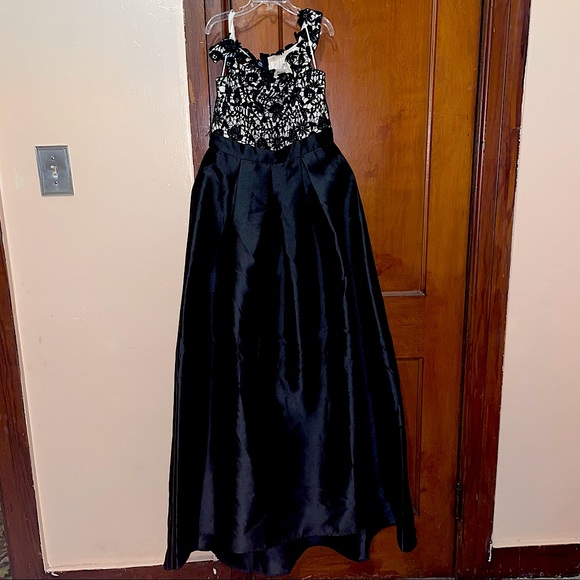 Black Lace Gown 🖤 - Picture 1 of 4